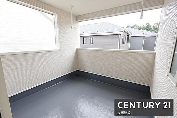 【　バルコニー　/　Balcony　】天候を気にせず洗濯ができるインナーバルコニー！ワイドバルコニーのため洗濯物の量が多くても安心です