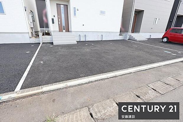 【　駐車場　/　parking　】並列2台可能な駐車スペースご夫婦それぞれのお車をお家の前に停めることができます