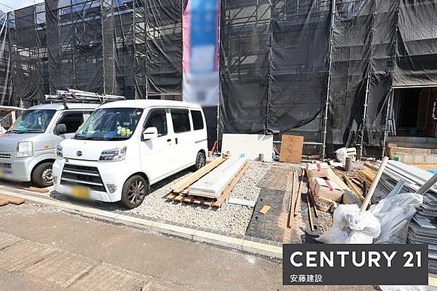 【 駐車場 / parking 】並列2台可能な駐車スペースご夫婦それぞれのお車をお家の前に停めることができます