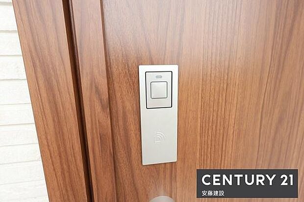 【　玄関電子キー　】ワンタッチで施開錠可能なスマートキー搭載！買い物帰りや雨の日、子どもと手が離せないときでもすぐに施錠できてうれしい機能
