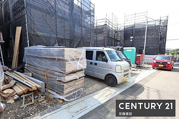【 駐車場 / parking 】並列2台可能な駐車スペースご夫婦それぞれのお車をお家の前に停めることができます