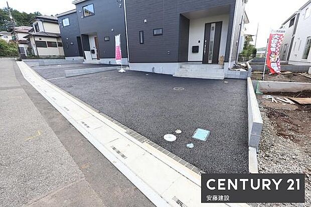 【 駐車場 / parking 】並列2台可能な駐車スペースご夫婦それぞれのお車をお家の前に停めることができます