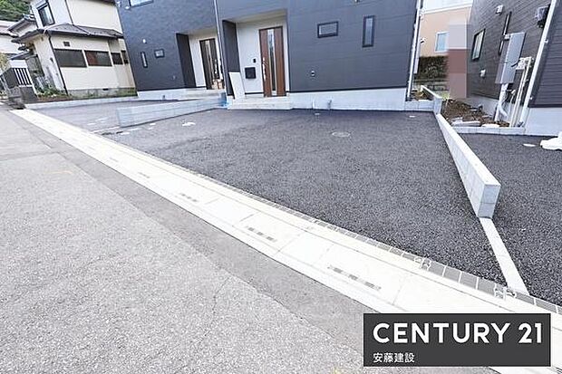 【 駐車場 / parking 】並列2台可能な駐車スペースご夫婦それぞれのお車をお家の前に停めることができます