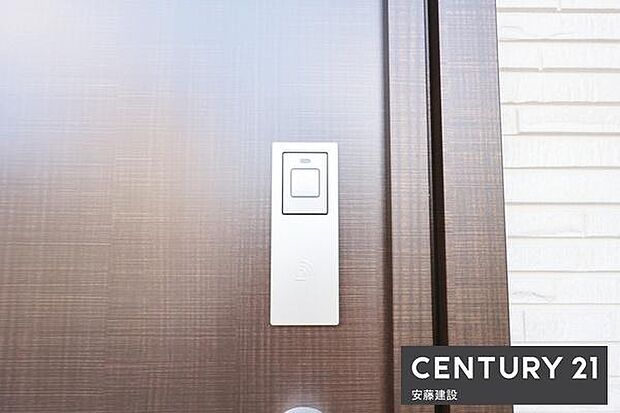【 玄関 / entrance 】玄関は専用キーが鞄にあればワンタッチで開閉可能なスマートキー搭載!買い物帰りや雨の日、子どもと手が離せないときでもすぐに施錠できてうれしい機能