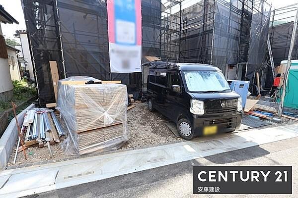 【　駐車場　/　parking　】並列2台可能な駐車スペースご夫婦それぞれのお車をお家の前に停めることができます