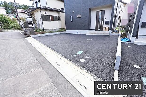 【 駐車場 / parking 】並列2台可能な駐車スペースご夫婦それぞれのお車をお家の前に停めることができます