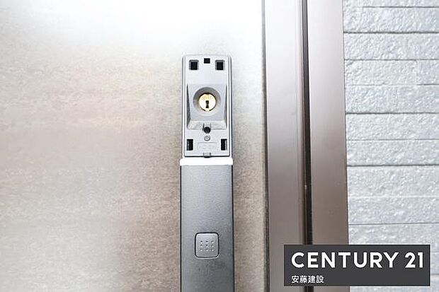 【 玄関 / entrance 】玄関は専用キーが鞄にあればワンタッチで開閉可能なスマートキー搭載!買い物帰りや雨の日、子どもと手が離せないときでもすぐに施錠できてうれしい機能