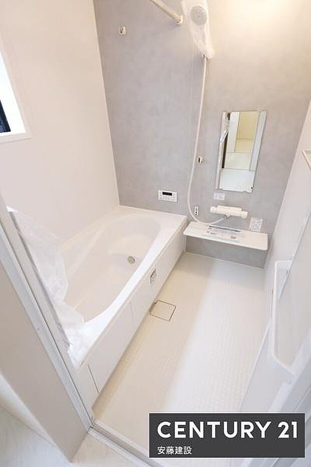 【 浴室 / Bathroom 】ゆったりと至福のバスタイムを過ごせそうな清潔感ある浴室ホスクリーンが備わっており、雨の日でも室内部屋干し可能