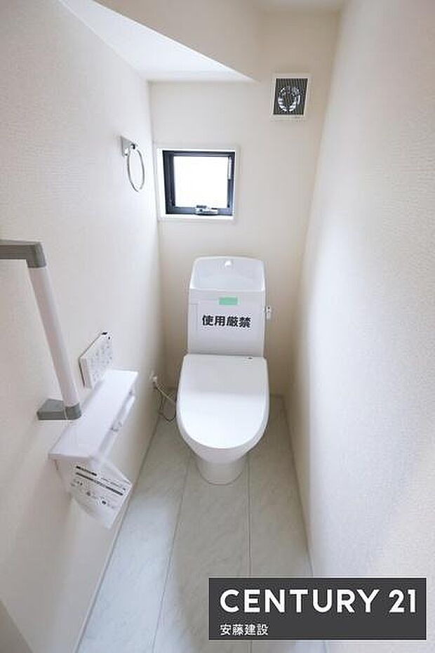 【 2階トイレ / toilet 】明るく清潔的なウォッシュレット付きトイレ