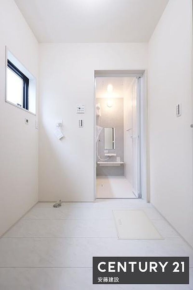 【 脱衣所・ランドリールーム / Washroom 】明るくゆとりある広さの脱衣所!洗面化粧台と分かれており、家庭内でのプライベート性も確保できる設計造作カウンター等も設置できそうな広さ