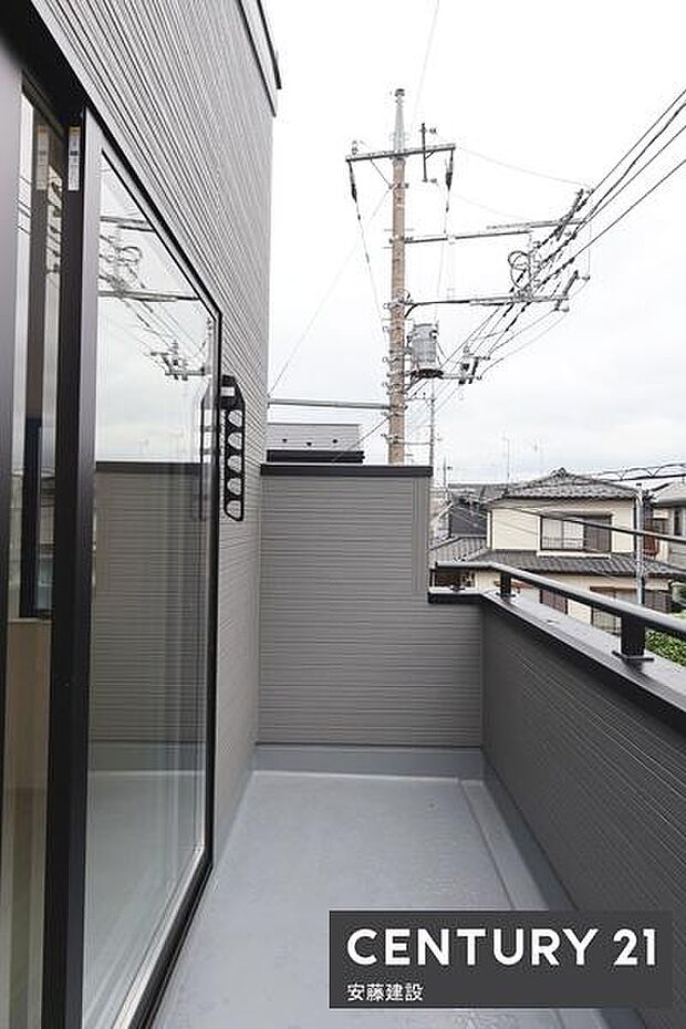 【 バルコニー / Balcony 】陽当りがよく洗濯物もしっかり乾きそうな南東向きバルコニー