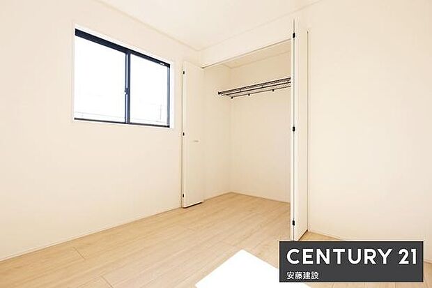 【 子供部屋 / 4.5帖 】お好きな家具を自由にレイアウトできる広さの洋室陽当り風通し良好