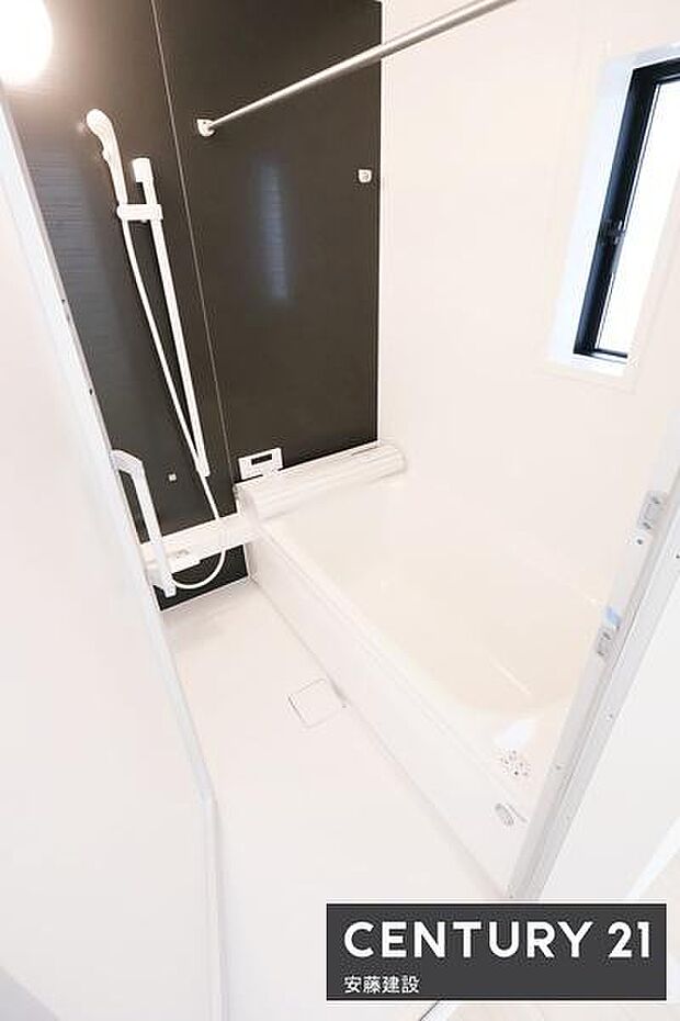 【 浴室 / Bathroom 】ゆったりと至福のバスタイムを過ごせそうな清潔感ある浴室