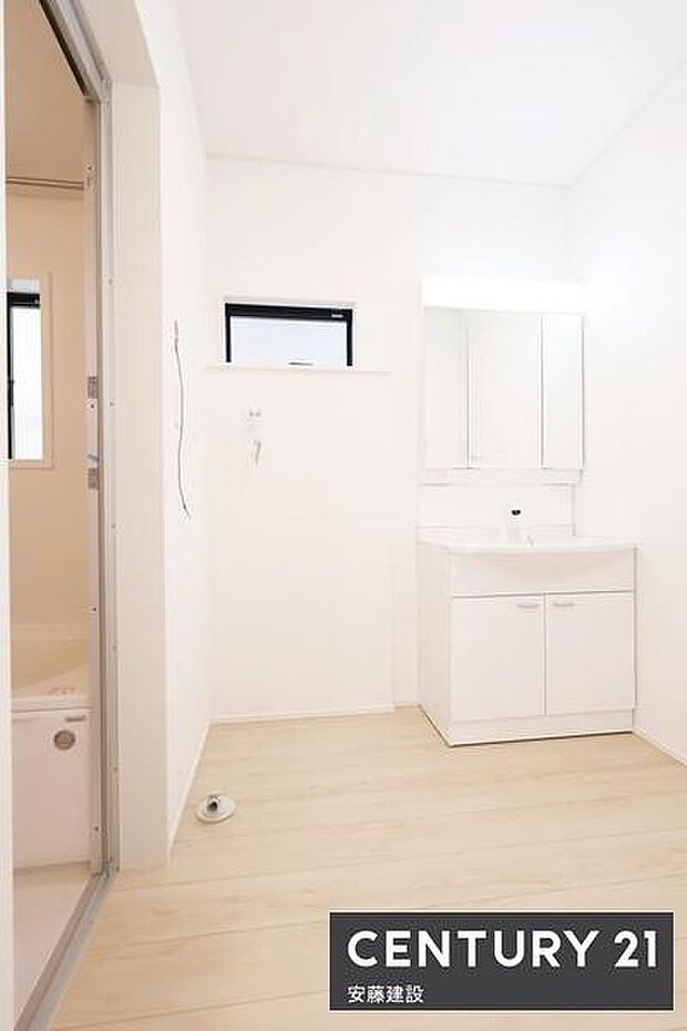 【 洗面所 / Washroom 】清潔感溢れる洗面所は、家族みんなが快適に使えるよう配慮された空間バタバタしがちな朝の時間も、ゆとりをもって過ごせます!