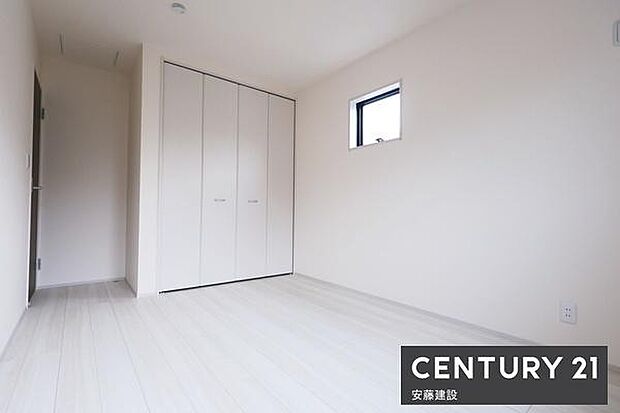 【 寝室 / 6.5帖 】二面採光で明るく開放的なお部屋お好みの家具を置いてこだわりの空間を楽しめますね!
