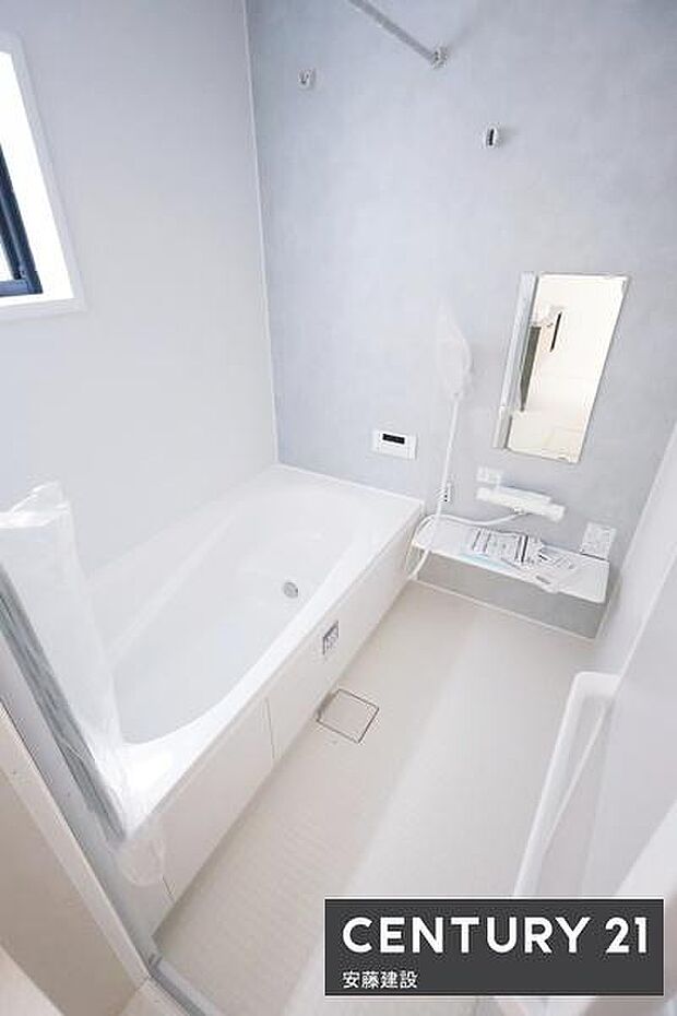 【 浴室 / Bathroom 】ゆったりと至福のバスタイムを過ごせそうな清潔感ある浴室