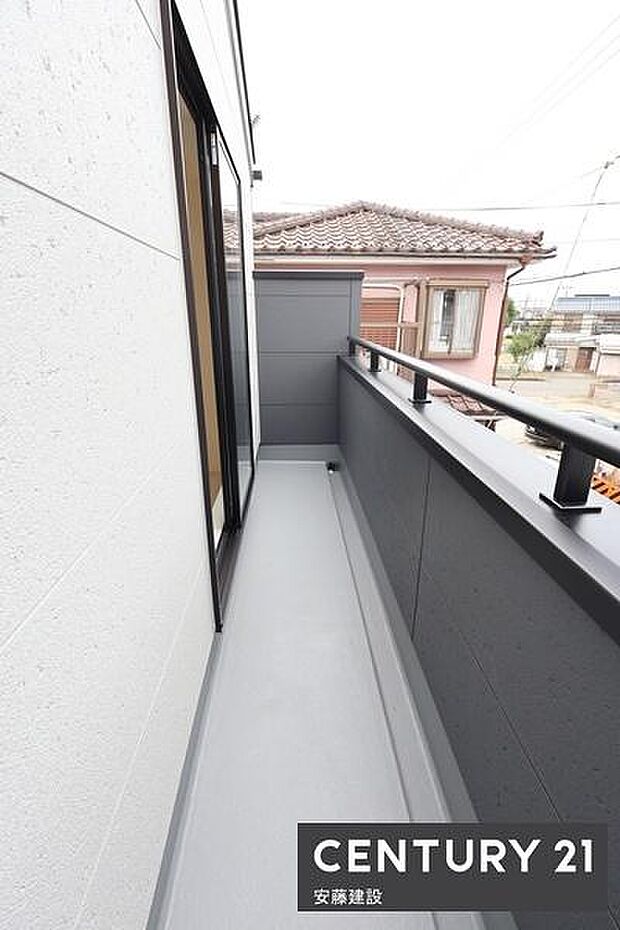 【 バルコニー / Balcony 】南・北両面にバルコニーがあり風通し、日当たり良好!1つは洗濯物、もう一つはプライベート空間として使用できます