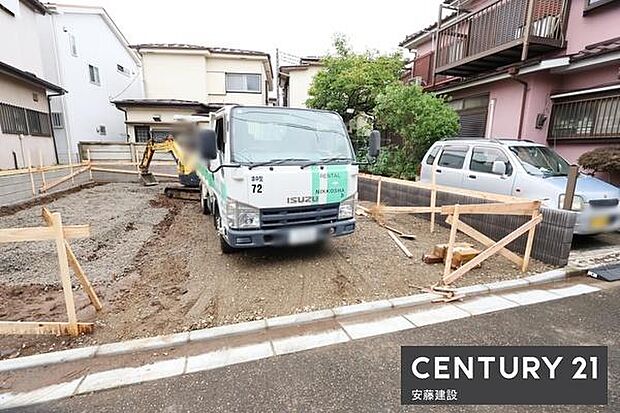 【　駐車場　/　parking　】並列2台可能な駐車スペースご夫婦それぞれのお車をお家の前に停めることができます