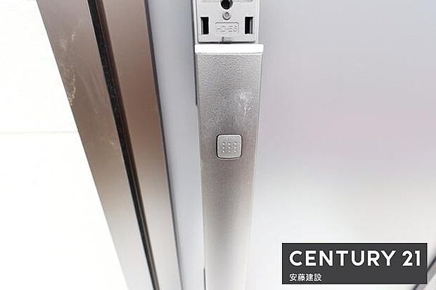 【 玄関 / entrance 】玄関は専用キーが鞄にあればワンタッチで開閉可能なスマートキー搭載!買い物帰りや雨の日、子どもと手が離せないときでもすぐに施錠できてうれしい機能