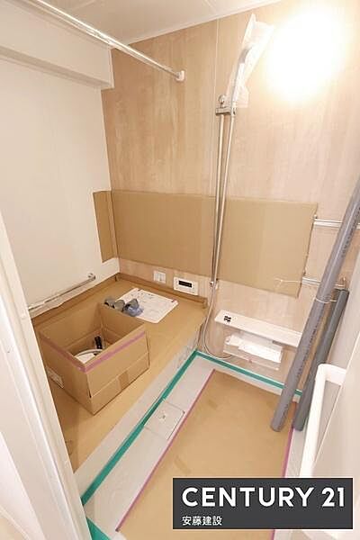 【　浴室　/　Bathroom　】ゆったりと至福のバスタイムを過ごせそうな清潔感ある浴室ホスクリーンが備わっており、雨の日でも室内部屋干し可能