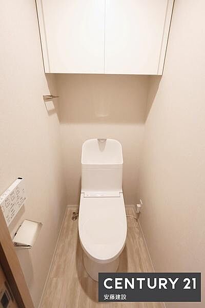 【　トイレ　/　toilet　】清潔的なウォッシュレット付きトイレトイレットペーパーや掃除用具をしまえる上棚付き