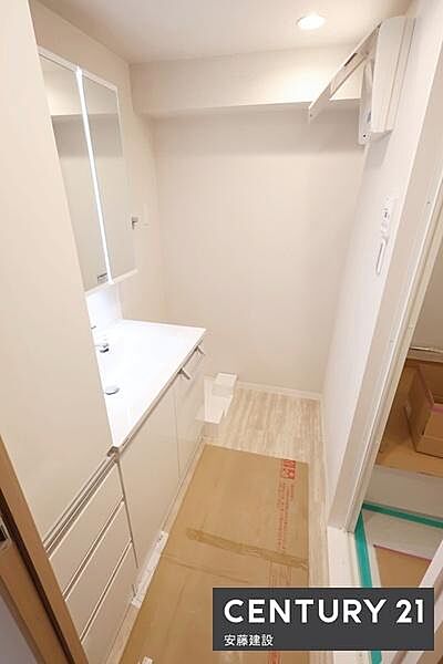 【　洗面所　/　Washroom　】すっきりとまとまったコンパクト設計の洗面所