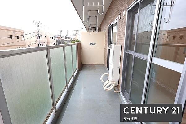 【　バルコニー　/　Balcony　】リビング、寝室から出入可能な南西向きバルコニー3階のため道路から洗濯物が見えづらくプライバシー保護にも最適！