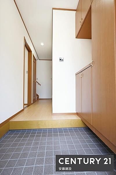【　玄関　/　entrance　】住む人を毎日見送り迎え入れる、清潔感のある玄関間口が広く開放的な空間