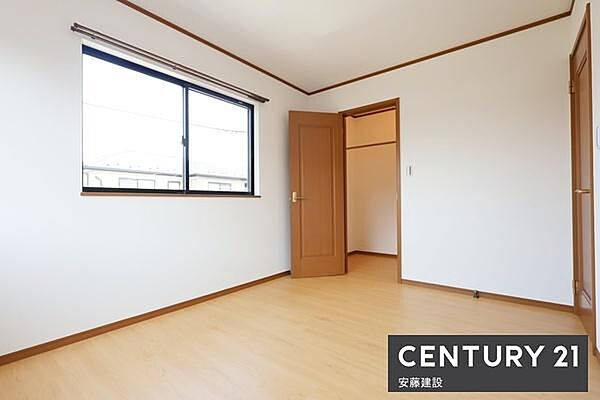 【　寝室　/　6帖　】二面採光で明るく開放的なお部屋お好みの家具を置いてこだわりの空間を楽しめますね！