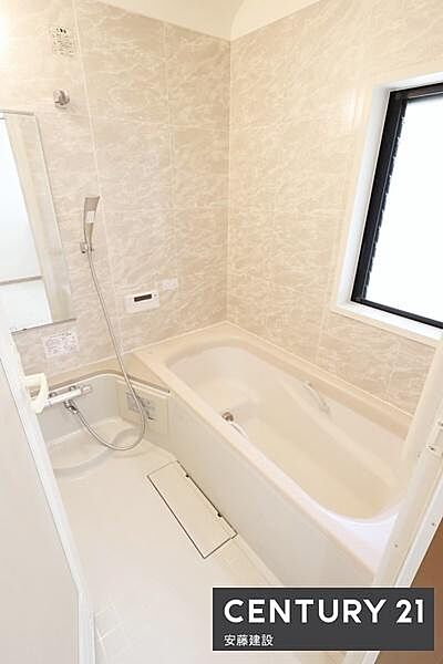 【　浴室　/　Bathroom　】ゆったりと至福のバスタイムを過ごせそうな清潔感ある浴室窓があり換気もばっちりできます！