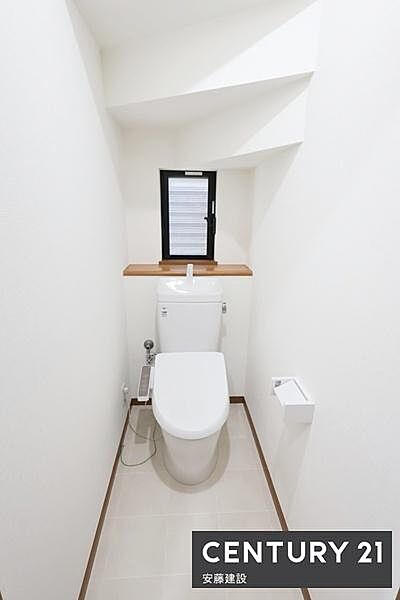 【　トイレ　/　toilet　】明るく清潔的なウォシュレット付きトイレ開閉がしやすい窓位置で換気や窓自体の掃除もしやすいのがポイント！