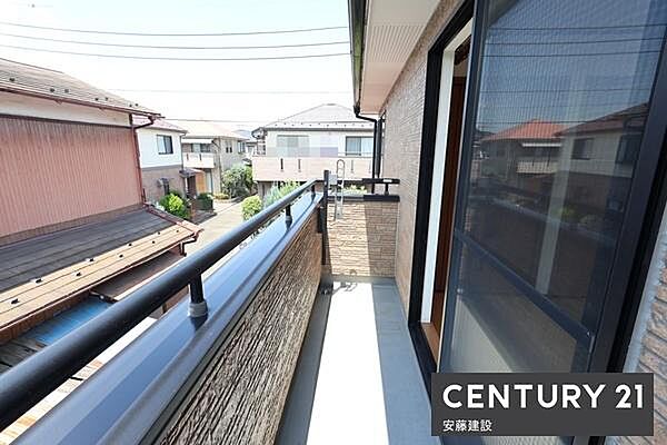 【　バルコニー　/　Balcony　】陽当りがよく洗濯物もしっかり乾きそうな南西向きバルコニー