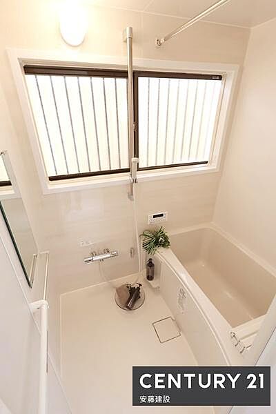 【　浴室　/　Bathroom　】窓があり換気ばっちりな浴室