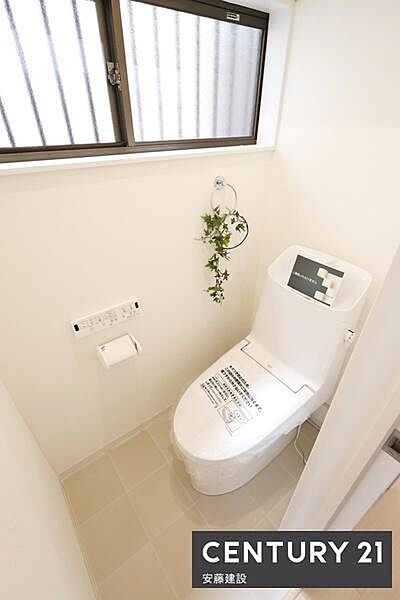 【　トイレ　/　toilet　】明るく清潔的なウォシュレット付きトイレ窓があり素早く換気できます