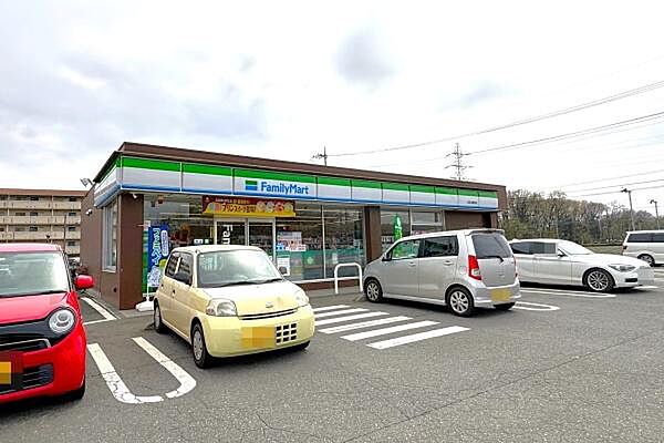 ファミリーマート入間上藤沢店まで975m