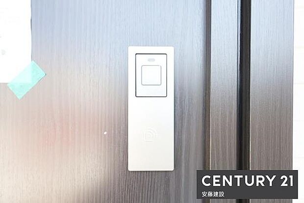 【　玄関　/　entrance　】玄関は専用キーが鞄にあればワンタッチで開閉可能なスマートキー搭載！買い物帰りや雨の日、子どもと手が離せないときでもすぐに施錠できてうれしい機能