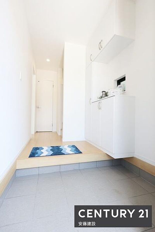 【　玄関　/　entrance　】白を基調とした清潔感あふれる玄関は、間口が広く開放的な空間※家具は価格に含まれません。