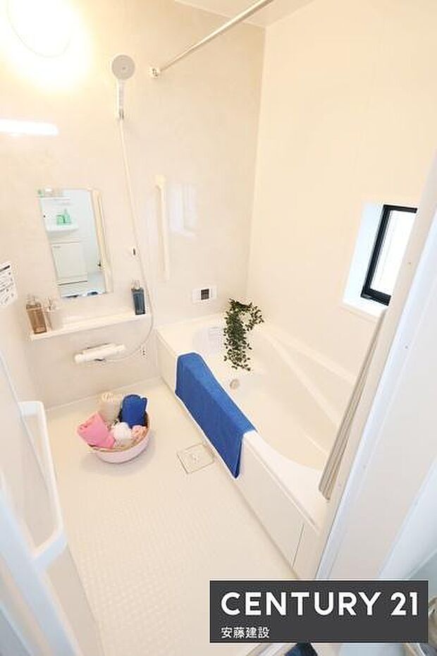 【　浴室　/　Bathroom　】ゆったりと至福のバスタイムを過ごせそうな清潔感ある浴室ホスクリーンが備わっており、雨の日でも室内部屋干し可能