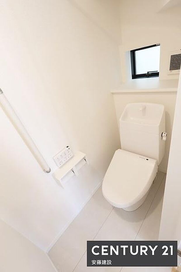 【　トイレ　/　toilet　】明るく清潔的なウォシュレット付きトイレ窓があり素早く換気できます