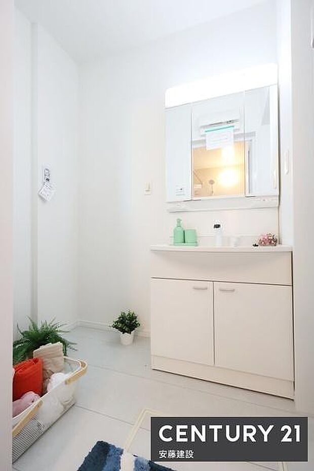 【　洗面所　/　Washroom　】すっきりとまとまったコンパクト設計の洗面所大きな鏡と収納が備わった独立洗面化粧台完備！