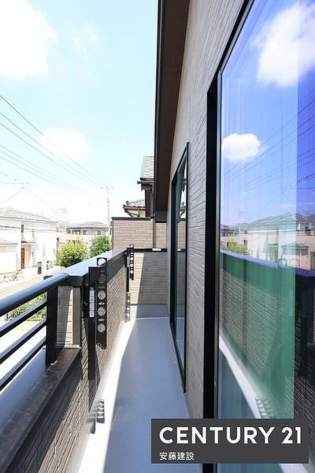 【　バルコニー　/　Balcony　】陽当りがよく洗濯物もしっかり乾きそうな南西向きバルコニー