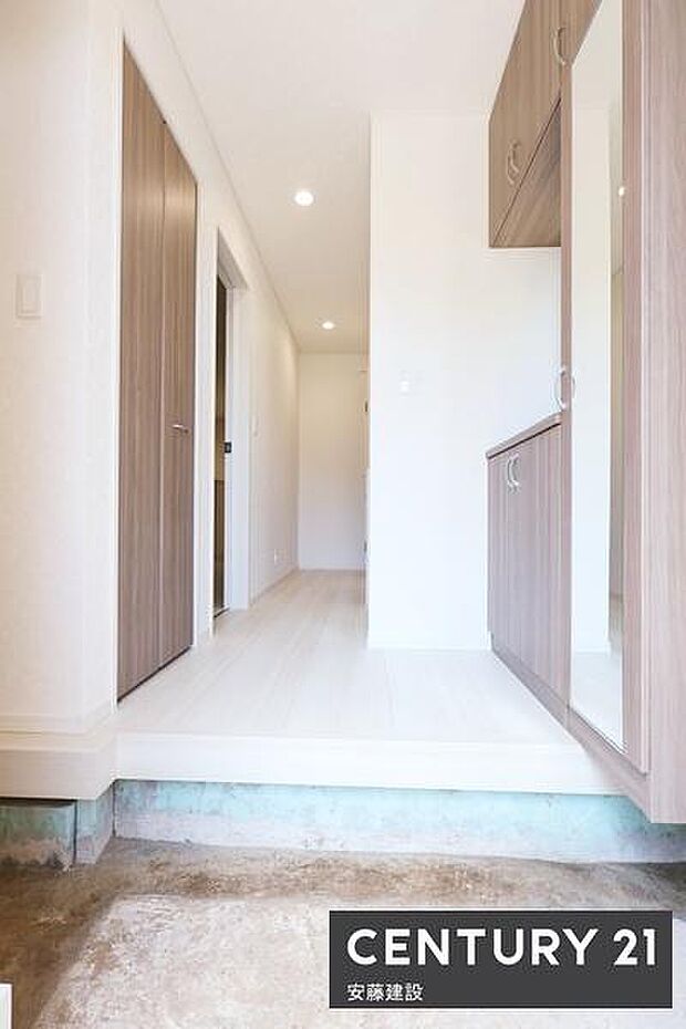 【 玄関 / entrance 】住む人を毎日見送り迎え入れる、清潔感のある玄関間口が広く開放的な空間