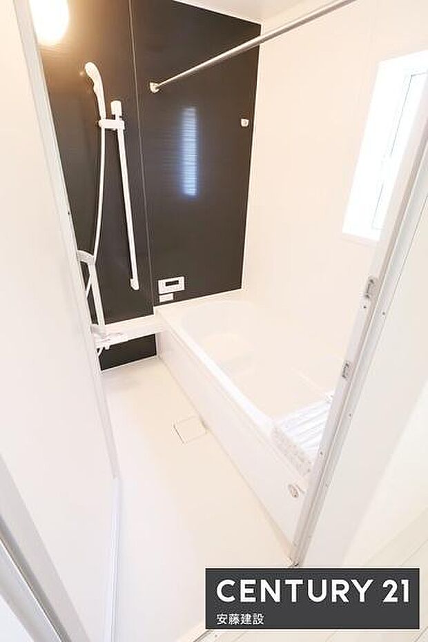 【 浴室 / Bathroom 】ブラックのアクセントパネルで優雅な空間を演出したシステムバスホスクリーンが備わっており、雨の日でも部屋干し可能