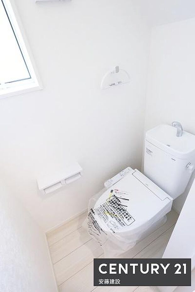 【 トイレ / toilet 】明るく清潔的なウォシュレット付きトイレ窓があり素早く換気できます
