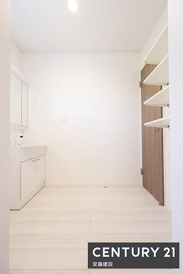 【 洗面所 / Washroom 】清潔感溢れる洗面所は、家族みんなが快適に使えるよう配慮された空間バタバタしがちな朝の時間も、ゆとりをもって過ごせます!