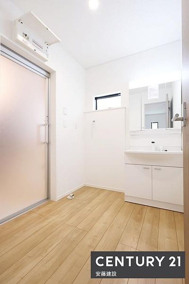 【 洗面所 / Washroom 】清潔感溢れる洗面所は、家族みんなが快適に使えるよう配慮された空間バタバタしがちな朝の時間も、ゆとりをもって過ごせます!