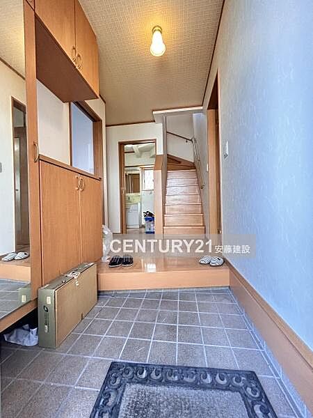 【　玄関　/　entrance　】清潔感あふれる広々とした玄関。落ち着いた雰囲気のある玄関は、ゆとりある広さで帰宅・来客を心地よく迎えてくれます！