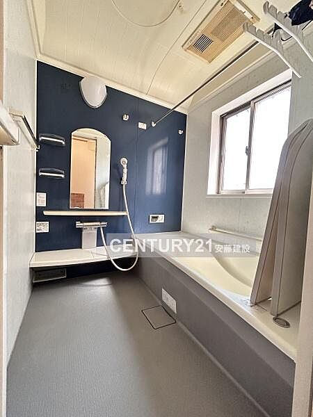 【　浴室　/　Bathroom　】たっぷりのお湯にゆったり浸かれそうなシステムバス浴室暖房換気乾燥機付きでカビ対策にもなります