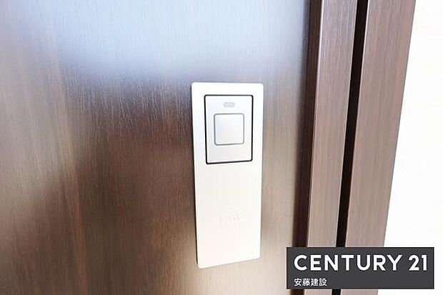 【 玄関 / entrance 】玄関は専用キーが鞄にあればワンタッチで開閉可能なスマートキー搭載!買い物帰りや雨の日、子どもと手が離せないときでもすぐに施錠できてうれしい機能