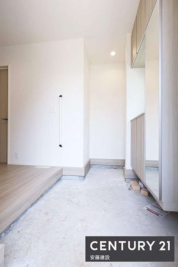 【 玄関 / entrance 】住む人を毎日見送り迎え入れる、清潔感のある玄関間口が広く開放的な空間
